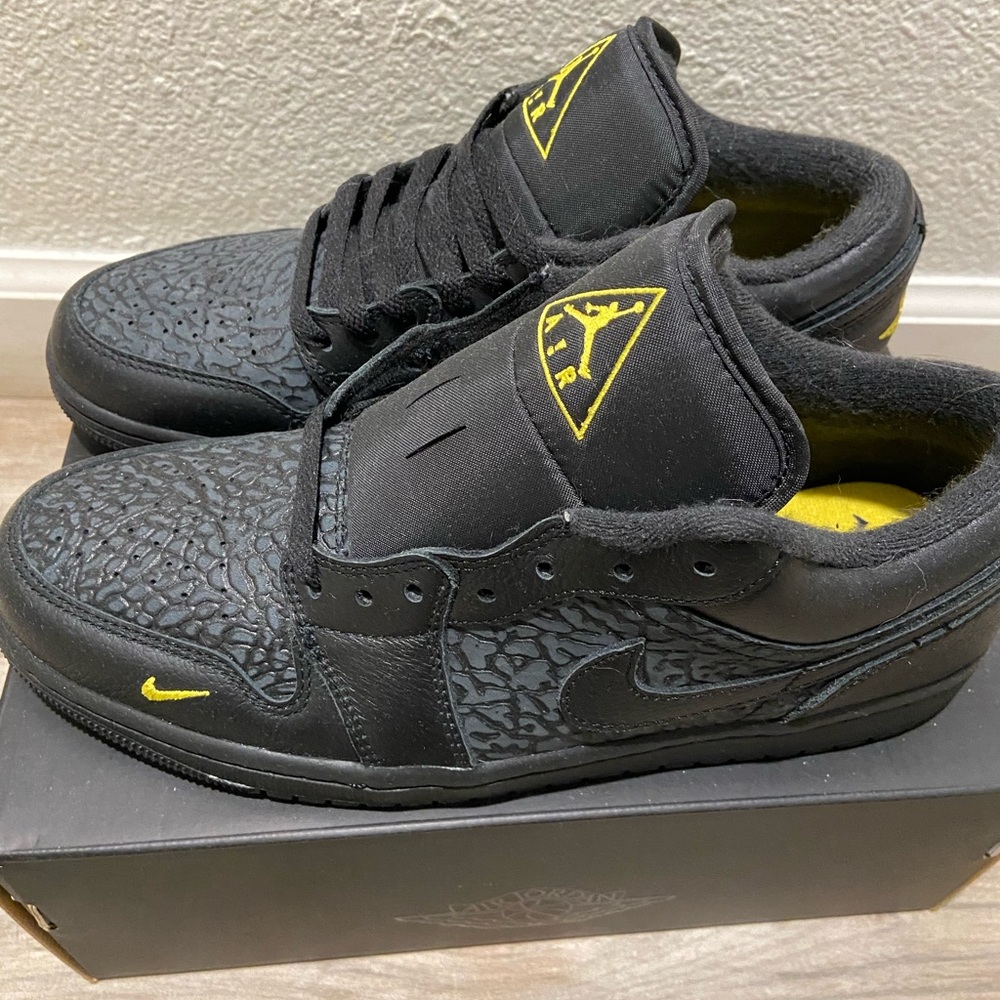 Air Jordan 1 Low SE - Picture 2 of 6